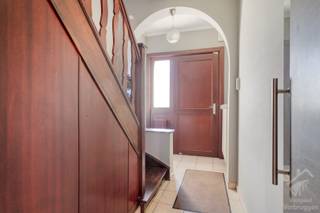 Aan de Groeneweg in Wieze vind je deze charmante, instapklare woning met een bewoonbare oppervlakte van maar liefst 259 m² op een perceel van 361 m².<br /><br />Met vijf slaapkamers, veel opslagruimte en twee privéparkeerplaatsen met laadpaal biedt deze woning alle ruimte voor een comfortabel gezinsleven.<br /><br />De ruime woonkamer vormt het hart van de woning en biedt volop plaats om samen te genieten met familie en vrienden.<br />De vijf slaapkamers bieden tal van mogelijkheden: van een volwaardige gezinsindeling tot een extra bureau, hobbykamer of logeerkamer.<br /><br />Ook aan opbergruimte is er geen gebrek.<br />De kelder en de vele opslagmogelijkheden achter de woning bieden plaats voor voorraad, materiaal en seizoensspullen.<br /><br />De aanwezige zonnepanelen met batterij van 15kWh zijn bovendien een mooie troef voor wie bewust met energie wil omgaan.<br />Aan de voorzijde beschik je over twee privéparkeerplaatsen en een laadpaal, zodat je ook je elektrische wagen gemakkelijk thuis kunt opladen.<br /><br />Een ideale woning voor wie ruim en rustig wil wonen, met praktische voorzieningen en plaats voor het hele gezin.