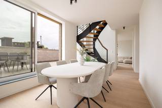 <p><span> </span></p><p><span>Deze gloednieuwe duplex met drie slaapkamers combineert enorm veel ruimte en licht met een zeer hoogwaardige afwerking. Vanop je uitgestrekte terras (33 m²) heb je een prachtig panoramisch uitzicht op de stad.</span></p><p><span> </span></p><p><span>Dit splinternieuwe duplexappartement heeft een bewoonbare oppervlakte van liefst 142 m². De inkomhal zet meteen de toon: ruim en stijlvol. De blikvanger in de inkomhal is de zwarte trap met donkere houten accenten die naar de bovenste verdieping leidt. </span></p><p><span> </span></p><p><span>Maar we blijven eerst nog even op de derde verdieping van het gebouw. In de woonkamer valt het licht royaal binnen op de gezellige parketvloer. Moderne accenten, zoals de zwarte spots, maken het helemaal af. De keuken en de eetkamer vormen aan de andere kant van de duplex één ruimte. De open keuken is uitgerust met toestellen van Whirlpool (een garantie op topkwaliteit), een inductieplaat en een stijlvol werkblad. </span></p><p><span> </span></p><p><span>Zowel de keuken/eetkamer als de woonkamer hebben een groot schuifraam dat uitgeeft op het terras. Dat heeft niet alleen een panoramisch uitzicht op Antwerpen, het is ook uitzonderlijk groot. Als je hier een tafel met vier of zelfs zes stoelen zet, dan heb je nog plaats over voor loungezetels, een barbecue, een paar planten en zelfs een klein moestuintje. </span></p><p><span> </span></p><p><span>Bovenste verdieping</span></p><p><span> </span></p><p><span>Als je naar boven gaat, zie je door de grote raampartij naast de trap zelfs de kathedraal in de verte. Via de nachthal op de bovenverdieping kom je in de drie slaapkamers. Die hebben allemaal een parketvloer. ALU-ramen met ingebouwde verluchting. </span></p><p><span> </span></p><p><span>De badkamer is luxueus afgewerkt met een inloopdouche met regenkraan en keramische tegels, dubbele lavabo, grote spiegel en terrazzotegels in steenlook. Daarnaast heeft het appartement nog een aparte berging en een tweede toilet.</span></p><p><span> </span></p><p><span>Modern en energiezuinig</span></p><p><span> </span></p><p><span>Dit nieuwbouwappartement is direct beschikbaar en reeds volledig afgewerkt. Het voldoet aan alle hedendaagse normen. Met onder andere 8 zonnepanelen op het dak en voldaan aan alle isolatienormen woon je hier energiezuinig en toekomstgericht.</span></p><p><span> </span></p><p><span>Rivierenhof om de hoek</span></p><p><span> </span></p><p><span>Je woont hier ideaal, overal dichtbij en toch heerlijk rustig en groen. Het prachtige Rivierenhof, het grootste park van de stad, ligt op amper een paar minuten wandelen. Binnen een straal van nog geen 500 meter zijn liefst vier supermarkten. Ook heel wat buurtwinkels zijn vlakbij. Met de fiets, de bus of de tram sta je snel in de stad, met de auto sta je zo op de autostrade. </span></p><p><span>De herontwikkeling van de Wouter Haecklaan betreft een grote meerwaarde aan de buurt. </span></p><p><span> </span></p><p><span>Ondergrondse autostaanplaats aan te kopen voor €28.200. </span></p><p><span> </span></p>