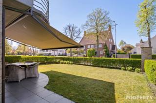 <p><span>Dit luxe appartement in de Koning Leopold III-laan, een van de meest prestigieuze buurten in Kortrijk is een uitzonderlijke kans in een appartementsblok waar zelden iets te koop komt. Het ruime appartement bevindt zich op het gelijkvloers waardoor het ook nog eens beschikt over een zeer leuke zonnige tuin. Verder is er een zeer ruime leefruimte met aansluitend een uiterst luxueuze open keuken maar daarbij een ruime berging. Er zijn 2 ruime slaapkamers aanwezig, een mooie badkamer met zowel bad als douche. Alles is voor zien van ingebouwde airco en domotica. Om de aanbieding compleet te maken is er een zijpoort naar de tuin, een eigen buiten parkeerplaats en een ondergrondse garage. Doe een bod vanaf 465000 €, ieder bod zal worden voorgelegd aan de eigenaars. Dit is iets voor de snelle beslissers, dus bel snel naar 056/96.08.00 of mail naar <span>info@property-vastgoed.be</span></span><span> </span></p>