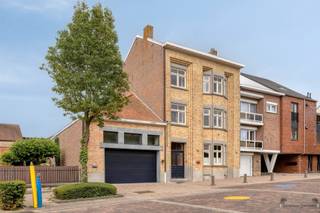 <p><span>Te koop in Borgloon Ruim en karaktervol woonhuis met 5 slaapkamers</span><span>.</span></p><p><span>In het hart van het charmante Borgloon vindt u dit </span><span>prachtige huis</span><span> met tal van troeven. </span></p><p><span>De woning beschikt over </span><span>vijf ruime slaapkamers</span><span> en </span><span>twee badkamers</span><span>, waardoor ze perfect is voor een groot gezin of wie houdt van extra ruimte.</span></p><p><span>De </span><span>lichtrijke woonkamer</span><span> vormt het warme hart van het huis, met voldoende plek voor zowel gezellige familiediners als ontspannende avonden. Achteraan geniet u van een </span><span>mooie stadstuin</span><span> een groene oase midden in de stad waar u in alle rust kunt vertoeven.</span></p><p><span>De woning heeft </span><span>geen renovatieverplichting</span><span>, waardoor u meteen kunt intrekken en desgewenst nog uw eigen stempel kunt drukken.</span></p><p><span>Verder beschikt het pand over een </span><span>dubbele garage</span><span> en extra bergruimte, ideaal voor wie comfort en functionaliteit belangrijk vindt.</span></p><p><span>Troeven op een rij:</span></p><ul><li><span>Gelegen in het pittoreske Borgloon</span></li><li><span>5 slaapkamers & 2 badkamers</span></li><li><span>Lichtrijke woonkamer</span></li><li><span>Mooie stadstuin</span></li><li><span>Dubbele garage</span></li><li><span>Geen renovatieverplichting</span></li><li><span>Deels gerenoveerd</span></li></ul><p><span>Mis deze unieke kans niet om in één van de gezelligste stadjes van Limburg te wonen!</span></p><p><span>Voor een bezichtiging dien je eerst een afspraak te maken, bel dus even naar Filip: 0475/86 04 89 of stuur een mail: filip@janssenenjanssen.be</span></p><p><span> </span></p>