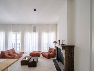 Karaktervol 2-slaapkamer appartement op een toplocatie in het historisch centrum.<br /><br />Bent u op zoek naar een lichtrijk appartement waar authenticiteit en hedendaagse architectuur naadloos samenkomen?<br /><br />In het hart van Gent bevindt zich dit bijzondere 2-slaapkamer appartement, ontworpen door ‘Vers Interieur’. Vanuit de leefruimte geniet u van een prachtig uitzicht op de twee torens. Hier woont u op wandelafstand van alles wat Gent zo aantrekkelijk maakt; winkels, gezellige cafés, restaurants en culturele hotspots.<br /><br />Met een bruikbare vloeroppervlakte van 178 m² onderscheidt het appartement zich door zijn royale ruimtes, hoogwaardige afwerking door ‘De Coene’ en oog voor detail. Authentieke elementen zoals brede houten planken en houten buitenschrijnwerk worden harmonieus gecombineerd met nieuwe materialen zoals natuursteen.<br /><br />Het appartement maakt deel uit van een kleinschalige residentie zonder syndicus, wat zorgt voor lage vaste kosten en een eenvoudig beheer.<br /><br />Kortom, een perfecte mix van ruimte, karakter en kwaliteit, midden in het bruisende stadscentrum.<br /><br />Aandeel kosten basisakte en opmeting zijn ten laste van de koper. Er is geen lift voorzien in het gebouw. <br /><br />Mogelijkheid tot aankoop van twee ruime ondergrondse kelderbergingen.