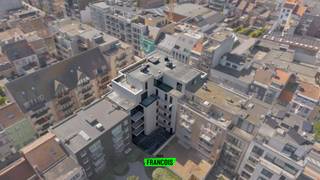 Op een boogscheut van de Koninginnelaan, de zeedijk, Thermae Palace en ‘t Bosje bevindt zich deze nieuwbouwresidentie: Futuro. Deze prachtige architectuur werd ontworpen door het gerenommeerde architectenbureau Luum. <br /><br />Elk appartement is uitermate ruim (minimaal 94m²) en beschikt over een eigen terras. De gevel, alsook de gevelvlakken aan de terrassen worden opgetrokken in een lichtgrijze natuursteen. Het schrijnwerk is voorzien in koperkleurig aluminium, alsook de inkom, fietsenberging en garages.<br /><br />Elk appartement krijgt een individuele warmtepomp, vloerverwarming, mooie keukenwaarde en ventilatie systeem D. <br /><br />EPB studie: er wordt een A score EPC afgeleverd, de appartementen worden zeer goed geïsoleerd, ook op akoestisch vlak. Glas is voorzien met zonnefactor.<br /><br />De auto kan in het gebouw geparkeerd worden, er is een ruime autolift voorzien. Op het gelijkvloers zijn er vier afgesloten parkings, op de kelderverdieping zijn er 8 garages en 4 parkeerplaatsen en ook private bergingen beschikbaar. <br /><br />Dankzij de grootte, ligging en architectuur is deze residentie een unicum in Oostende. <br /><br />Troeven<br /><br /><ul><li>ruime appartementen<br /><br /></li><li>gunstige locatie nabij groen en de zee<br /><br /></li><li>vlot bereikbaar<br /><br /></li><li>fraaie architectuur</li></ul>