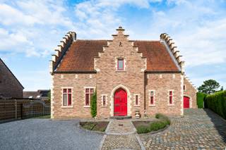 Welkom op Schoolstraat 74 in Dilsen-Stokkem.<br /><br />Bent u op zoek naar een karaktervolle woning met authentieke elementen en hedendaags wooncomfort?<br />Dan is deze bijzondere woning zeker een bezoek waard.<br /><br />Ontdek de woning alvast via de videoreportage:<br />-> ​​​​​​https://player.vimeo.com/video/1209570675<br /><br />Bij aankomst valt de statige gevel met de karakteristieke trapgevels, rode accenten en authentieke baksteenarchitectuur meteen op.<br />Ook binnen komen de charme en het karakter van de woning mooi tot hun recht.<br />Natuurstenen vloeren, hoge plafonds, sierlijke kroonlijsten, authentieke haarden en glas-in-loodramen zorgen voor een warme en tijdloze uitstraling.<br /><br />Pluspunten van de woning:<br />✔ Karaktervolle en authentieke woning<br />✔ Unieke architectuur met prachtige trapgevels<br />✔ Authentieke elementen zoals glas-in-loodramen, natuurstenen vloeren en sierhaarden<br />✔ EPC B – energiezuinige woning<br />✔ 3 (4) slaapkamers<br />✔ Verwarming op aardgas<br />✔ Conforme stroomkeuring<br />✔ Volledig onderkelderd<br />✔ Ruime garage met zolder<br />✔ Gezellig aangelegd terras en tuin<br /><br />Met een bruikbare oppervlakte van circa 318 m², op een perceel van 8a 95ca, biedt deze woning verrassend veel ruimte voor gezinnen, thuiswerkers of iedereen die comfortabel wil wonen.<br /><br />Indeling van de woning:<br /><br />Kelder: 125,12m² <br />De woning is volledig onderkelderd.<br /><br />Gelijkvloers: 125,12m² <br />Het gelijkvloers omvat: inkomhal, toilet, woonkamer, eetkamer, keuken, badkamer, berging en overdekt terras.<br /><br />Verdiep 1: 84,8m²<br />Het verdiepomvat: nachthal, slaapkamer 1, slaapkamer 2, slaapkamer 3 met dressing en badkamer.<br /><br />Tuin: 32,2m²<br />De aangename tuin met authentieke kasseien beschikt over een charmant overdekt terras.<br />Hier bevindt zich ook de garage.<br /><br />Laat u verrassen door de uitzonderlijke woning en de unieke uitstraling van dit prachtig eigendom.<br /><br />Documenten<br />Het EPC-verslag, elektrische keuring en grondplan kan u eenvoudig downloaden in bijlage. <br /><br />Interesse in een bezichtiging?<br />Bel ons via 089 391 555 of mail naar info@frerevastgoed.be.<br /><br />* Opmetingen van de binnenmaten zijn indicatief en kunnen licht afwijken.
