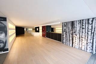 Vlakbij het centrum van Torhout, in de recent vernieuwde Rijselstraat, situeert zich deze stijlvolle handelsruimte, perfect voor uw commerciële...