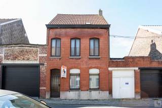 Deze te renoveren woning bevindt zich in een rustige straat in het centrum van Ronse, op wandelafstand van de stadstuin, het station en diverse winkels, scholen en andere voorzieningen.<br /><br /><strong>Indeling: </strong>Via de inkomhal bereikt u de ruime en lichtrijke leefruimte, gevolgd door de keuken, badkamer en veranda met bergruimte. Op de eerste verdieping bevinden zich drie volwaardige slaapkamers. Via een vaste trap bereikt u de zolderverdieping, die tal van mogelijkheden biedt om extra woonruimte te creëren.<br />Verder beschikt de woning over een droge kelder en een praktische achtertoegang via de Zénobe Grammestraat, ideaal voor fietsen, vuilniscontainers of andere opslag. (De naastliggende garage horen niet bij deze verkoop) <br /><br /><strong>Troeven</strong>:<br />Rustige, centrale ligging<br />3 slaapkamers<br />Zolder met uitbreidingsmogelijkheden<br />Droge kelder<br />Achtertoegang via de Zénobe Grammestraat<br />Ideale renovatiewoning met veel potentieel<br /><br />EPC: Label F (renovatieverplichting van toepassing).<br />Watertoets: Niet gelegen in overstromingsgevoelig gebied.<br />Interesse?<br /><strong>Contacteer Jens voor een bezoek of meer informatie.<br />📞 0488 98 13 30<br />✉️ jens@immoboss.be</strong><br /> 