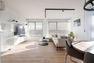 Cet appartement avec trois chambres à coucher à part entière se situe au 4e étage de la résidence Marie Louise. Vous entrez dans l’appartement via...