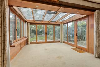 Deze woning is gunstig en centraal gelegen te Mol-Donk en geniet van een vlotte verbinding naar omliggende gehuchten, gemeenten alsook de E34 (snelweg Antwerpen - Eindhoven).<br /><br />Via de inkomhal met gastentoilet en vestiaire, kom je in de aangename woonkamer welke opgedeeld is in een eethoek en zithoek met gashaard. Dankzij de aangebouwde veranda met grote raampartijen geniet je de ganse dag van aangenaam veel lichtinval doorheen de woonkamer. <br /><br />De aparte keuken is basis uitgerust met een kookplaat, afzuigkap en heteluchtoven. Naast de keuken bevindt zich nog een extra bergruimte/ wasplaats.<br /><br />Op de verdieping geeft de nachthal uit op 2 ruime slaapkamers, één normale slaapkamer en de badkamer met een bad en enkele wastafel. De vlizotrap in de hal geeft toegang tot de ingerichte zolder, welke perfect dienst kan doen als slaapkamer, speelkamer, bergruimte,...<br /><br />Tot slot is er ook een koele kelder aanwezig in de woning.<br /><br />De tuin is volledig omheind, voorzien van een terras en biedt voldoende privacy.<br />De huidige eigenaars profiteren momenteel van de huurovereenkomst van de aanpalende garagebox! De overname van deze huurovereenkomst is bespreekbaar. <br /><br />* EPC score: 386 kWh (D - label)<br /><br />Geen renovatieverplichting!