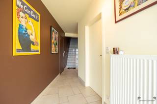 <p><span>Uniek en uitzonderlijk ruim wonen in het hart van Hamme</span></p><p><span>Deze bijzondere woonst biedt een zeldzame kans voor wie op zoek is naar </span><span>ruimte, privacy en veelzijdig wooncomfort</span><span>. Achter de gevel schuilt een verrassend ruim geheel waar elk detail zorgvuldig werd uitgewerkt met </span><span>materialen van topkwaliteit</span><span>.</span></p><p><span>Op het gelijkvloers bevindt zich een </span><span>diepe garage voor twee wagens</span><span>, grenzend aan een extra ruime berging. Daarnaast is er een </span><span>polyvalente ruimte</span><span>, die volledig naar eigen wens kan worden ingericht, zoals een hobbyruimte, fitness, speelkamer of extra ontspanningsruimte.</span></p><p><span>Op het eerste verdiep ontdekt u een </span><span>royale leefruimte</span><span> die uitblinkt in volume en sfeer. De open indeling tussen woon- en eetgedeelte zorgt voor een harmonieuze flow, ideaal voor het dagelijkse gezinsleven én gezellige momenten met gasten. De keuken vormt een echte eyecatcher met haar stijlvolle afwerking en moderne toestellen, perfect voor wie graag kookt en geniet.</span></p><p><span>De woning beschikt over </span><span>vier slaapkamers en een dressing</span><span>, elk met voldoende ruimte en een aangename lichtinval. Verder is er een </span><span>moderne badkamer met inloopdouche</span><span>, afgewerkt met kwalitatieve materialen, en een </span><span>praktische strijkkamer</span><span> die extra comfort en functionaliteit biedt in het dagelijkse leven.</span></p><p><span>Ook buiten is het puur genieten. Op het gelijkvloers vindt u een </span><span>mooi aangelegd terras met privatieve binnentuin</span><span>, en op het eerste verdiep kan u op het </span><span>ruime terras</span><span> genieten van alle rust en privacy, ideaal om te ontspannen of gasten te ontvangen.</span></p><p><span>Deze woning onderscheidt zich door haar </span><span>uitzonderlijke volumes, hoogwaardige materialen en doordachte indeling</span><span>, en biedt een unieke woonervaring voor wie ruimte en kwaliteit centraal stelt.</span></p><p><span>Bekijk zeker de virtuele rondleiding en bel ons op 052/50.50.00 voor een bezoek.</span></p><p><span><span>https://web-player.walkly.app/VoT9ChdTkk3ayg4RKdVj/xQoI8Enfl3HM4adYExve/ww/public</span></span></p><p><span> </span></p>