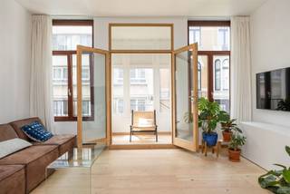 <p><span>Vous cherchez un endroit confortable à 't city ?</span></p><p><span> </span></p><p><span>Nous avons peut-être trouvé votre prochaine maison. </span></p><p><span>Ce charmant appartement au premier étage du 227 Lange Leemstraat, l'une des rues les plus agréables d'Anvers.</span></p><p><span>Un café chez Polly ou Caffènation, un brunch chez Lloyd, un verre de vin chez Django ou un falafel rapide chez Beni : depuis la Lange Leemstraat, vous pouvez vous rendre directement à certaines des plus belles adresses d'Anvers.</span></p><p><span> </span></p><p><span>L'espace de vie est le cœur de l'appartement : une cuisine ouverte qui se fond agréablement dans le salon, avec une charmante baie vitrée en prime, qui apporte beaucoup de lumière et de caractère. Il y a également un placard encastré pratique où vous pouvez facilement ranger votre poubelle, votre machine à laver, votre sèche-linge et toutes les choses que vous préférez garder à l'abri des regards.</span></p><p><span>1 chambre à coucher très spacieuse pouvant accueillir un lit double, une grande armoire et éventuellement un bureau pour ceux qui travaillent occasionnellement à la maison. </span></p><p><span>La salle de bains est équipée d'une douche moderne à l'italienne et d'un lavabo coulissant pratique.</span></p><p><span>L'appartement dispose en outre de toilettes séparées et d'une cave privée.</span></p><p><span> </span></p><p><span>En bref : un endroit confortable, pratique et plein de caractère pour les citadins qui aiment vivre au cœur d'Anvers.</span></p><p><span> </span></p><p><span>Intéressé(e) ? </span></p><p><span>Laissez vos coordonnées via le site et nous vous contacterons dès que possible pour un rendez-vous.</span></p><p><span> </span></p>