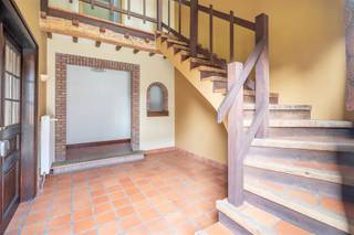 Century21 ImmoNero stelt voor, bijzonder goed onderhouden en kwalitatief gebouwde woning uit 1976 van 250m² op een terrein van 7A20ca. Er is...