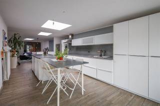Deze ruime woning (180m²) met garage en een zonnige tuin is gunstig gelegen voor openbaar vervoer (bus en tram), tal van winkels en scholen. We...
