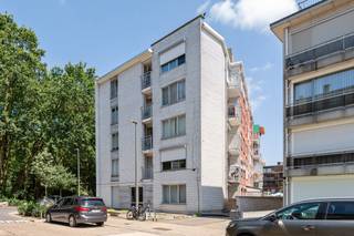 <p>Niet elk appartement maakt indruk met grootse gebaren. Soms zit de magie net in de eenvoud. In het ochtendlicht dat door de leefruimte valt. In de stilte van een zonnig terras. In de wetenschap dat alles binnen handbereik ligt, terwijl je thuis toch even de drukte van de dag achter je laat. Dat is net wat dit verzorgde gelijkvloers hoekappartement zo bijzonder maakt. Van zodra je binnenkomt, ervaar je een aangenaam gevoel van ruimte en licht. De leefruimte nodigt uit om te vertragen en sluit aan op het zonnige terras, een plek waar de seizoenen zachtjes voorbijglijden en waar je even kan ontsnappen aan het ritme van de stad. De keuken is compact, praktisch ingericht en voorzien van bijna alle toestellen, zodat alles aanwezig is om dagelijks comfortabel te wonen. Met twee volwaardige slaapkamers van ongeveer 13 m² en 13,5 m² biedt dit appartement verrassend veel mogelijkheden. De slaapkamer aan de achterzijde grenst rechtstreeks aan het terras en vormt een heerlijke plek om de dag rustig te beginnen of net ontspannen af te sluiten. Ook de badkamer combineert comfort en functionaliteit, met een ligbad met douchemogelijkheid, een wastafelmeubel, een toilet en de aansluitingen voor een wasmachine en droogkast netjes geïntegreerd. En ook aan het praktische werd gedacht. Ondergronds beschik je over een privatieve stalling die perfect dienstdoet voor een kleine stadswagen, fietsen of extra bergruimte. Elke woning vertelt een verhaal. Sommige doen dat luid. Andere fluisteren. <br />Het is een unieke kans om te investeren in een sfeervolle woonruimte vlakbij de Bremweide  die uitstekend in de behoeften van de moderne bewoner inspeelt.<br />EPC 257 kWh/m²/jaar - UC 243886 - Gem. kosten ca. 165/maand (incl. verwarming)<br />Benieuwd of jij de roep van dit appartement hoort. Boek je afspraak via winny.cuypers@consensus.be</p>