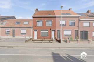 <p><strong>Vlamertinge – Ruime gezinswoning met 3 slaapkamers, dubbele garage en uitweg achteraan</strong></p><p>Op zoek naar een ruime woning met tal van mogelijkheden? Deze gezinswoning in Vlamertinge biedt een praktische indeling, veel bergruimte en een leuke tuin.</p><p><strong>Indeling gelijkvloers:</strong></p><ul><li>Inkomhal</li><li>Lichtrijke leefruimte</li><li>Keuken</li><li>Badkamer voorzien van een ligbad</li><li>Toilet</li><li>Wasplaats</li><li>Veranda met zicht op de tuin en overdekte ruimte.</li><li>Kelderverdieping aanwezig!</li></ul><p>Daarnaast beschikt de woning over een <strong>dubbele garage</strong> en een <strong>uitweg langs achter</strong>, wat zorgt voor extra comfort en een vlotte bereikbaarheid.</p><p><strong>Verdieping:</strong></p><ul><li>3 volwaardige slaapkamers</li><li>Zolder met extra opbergmogelijkheden of potentieel voor verdere inrichting</li></ul><p>Interesse? Neem gerust contact op voor meer informatie of een bezoek ter plaatse.</p>