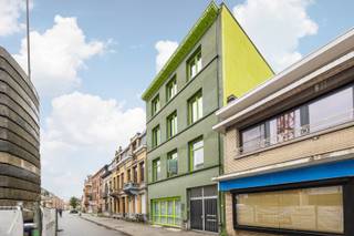 In de charmante Plankenbergstraat in Deurne ontdek je deze unieke woning die authenticiteit en modern comfort perfect combineert. Met maar liefst vijf slaapkamers – uitbreidbaar tot acht – en een gezellige gedeeltelijk overdekte binnenkoer is dit een ideale thuis voor grote gezinnen, co-housing of wie gewoon houdt van veel ruimte.<br /><br />Ligging<br />Je woont hier rustig, maar toch centraal: vlak bij de levendige Turnhoutsebaan, met tramverbindingen richting Antwerpen-centrum, én op wandelafstand van het groene Rivierenhof.<br /><br />Indeling<br />Achter de authentieke koetspoort bevindt zich de inkomhal en een charmante binnenkoer met stadstuin. De leefruimte vloeit door naar de eetkamer en een volledig vernieuwde, op maat gemaakte keuken met een stijlvol Lacanche-fornuis. Aansluitend vind je een badkamer met douche en toilet, een ruime berging/wasplaats en toegang tot de tuin met overdekt terras.<br /><br />Op de eerste verdieping wachten twee ruime slaapkamers met dressing en een luxueuze badkamer met inloopdouche, ligbad, dubbele lavabo en toilet. De tweede verdieping biedt opnieuw twee slaapkamers, met dressing, een apart toilet en uitbreidingsmogelijkheden. De bovenste verdieping is ingericht als studio met eigen keuken en leefruimte, perfect als extra woonunit of om nog een of 2 slaapkamers te creëren. Een volledig betegelde kelder zorgt voor extra bergruimte.<br /><br />Troeven:<br />- Dakisolatie aanwezig<br />- Dubbele beglazing en condensatieketel op gas<br />- Mogelijkheid tot 8 slaapkamers<br />- Ruim overdekt terras<br />- Centrale ligging nabij Rivierenhof<br />- Renovatie: 2020: heel de benedenverdieping en eerste verdieping, 2022: nieuw dak, 2024: nieuwe badkamer en isolatie en crepi zijmuur<br /><br />Een woning boordevol mogelijkheden – een bezoek zal je overtuigen!