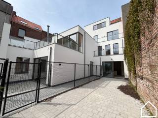 Appartement 00.01 is gelegen op de gelijkvloerse verdieping van Residentie Melrose Place en heeft een totale oppervlakte van 92,76 m². Met daarbij een noord-oost georiënteerd terras van 58 m². Het appartement beschikt over 2 slaapkamers.<br /><br />Residentie MELROSE PLACE omvat 6 ruime appartementen met 1 of 2 slaapkamers en één studio op de<br />gelijkvloerse verdieping bij fase 1 (Rijselstraat). In een latere fase van dit project (Merghelynckstraat) worden er<br />1duplex-appartement , 4 lofts en 1 bestaande loft gerealiseerd.<br /><br />Verder is er ook een mogelijkheid tot aankopen van autostaanplaats en/of garage.<br /><br />Bij het ontwerp werd gekozen om exclusieve en betaalbare appartementen te ontwikkelen.<br /><br />Ook de ligging van residentie MELROSE PLACE is één van de grote pluspunten, de residentie is gelegen in<br />het hart van de stad, waar alle voorzieningen (bakkerij, slagerij, apotheek,…) na bij zijn. Er is ook een vlotte<br />verbinding met de Noorderring die u vlot tot de oprit van de A19 brengt.<br />