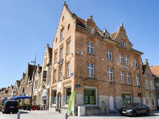 omvattende een inkomhal, grote en klare living, ingerichte keuken, badkamer, apart toilet en 2 slaapkamersmet mooi uitzicht op de marktdeels...