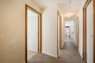 Te koop: Nieuwbouwappartement met 2slpk op topligging in Waregem
Op de hoek van de Holstraat en de Guido Gezellestraat in Waregem bevindt zich Residentie Vignoble, een kleinschalig en kwalitatief nieuwbouwproject met 5 appartementen en 1 handelsruimte.
Wat maakt dit project uniek?
De appartementen werden ontworpen door Embo architecten met oog voor duurzaamheid en wooncomfort. Elk appartement is uitgerust met warmtepompen en vloerverwarming, grote raampartijen en parketvloeren.
Indeling: apart toilet, technische ruimte, extra berging, badkamer, 2 volwaardige slaapkamers en leefruimte met open keuken.
Een bijkomende troef is de mogelijkheid tot aankoop aan 6% BTW. Mogelijkheid tot aankopen staanplaats.
Voor wie is dit ideaal?
Ideaal voor mensen die op zoek zijn naar een duurzaam en modern appartement op een toplocatie in Waregem.
Te koop via Immo Beguin, jouw vastgoedexpert sinds 2009, met kantoren in Ronse, Waregem, Kortrijk, Deinze, Doornik en Lessines.
Meer info of bezoek via emiel@immobeguin.be