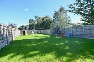 Deze ruime halfopen woning is rustig en landelijk gelegen aan de Heirbaan in Geetbets, op een mooi perceel van maar liefst 19a76ca. U geniet hier van een groene, open omgeving en toch bevindt het centrum zich vlakbij. Scholen, winkels, supermarkten en andere dagelijkse voorzieningen zijn dan ook vlot bereikbaar.<br /><br />De woning werd de voorbije jaren grotendeels gerenoveerd, waarbij de eigenaar aandacht had voor kwaliteit en hedendaags wooncomfort. Zo werd onder meer geïnvesteerd in een nieuwe keuken, een vernieuwde badkamer, een vernieuwde elektrische installatie en nieuwe airconditioning, waardoor de woning klaar is voor een comfortabele toekomst.<br /><br />Bij het betreden van de woning komen we in de inkomhal. Deze geeft toegang tot de kelder en leidt verder naar de leefruimtes. De gezellige leefruimte bestaat uit een ruime eetkamer en een grote zithoek. Aansluitend bevindt zich de ruime, volledig ingerichte keuken, voorzien van alle nodige keukentoestellen. Vanuit de keuken heeft u rechtstreeks toegang tot de vernieuwde badkamer, het gastentoilet en de praktische berging. Via de achterdeur bereikt u bovendien rechtstreeks de oprit, het terras en de ruime, achterliggende tuin. Hier beschikt u over volop mogelijkheden om in alle rust te genieten van de buitenruimte.<br /><br />Op de eerste verdieping bevindt zich de nachthal met toegang tot twee bijzonder ruime slaapkamers. Via een vaste trap bereikt u vervolgens de zolderverdieping. Deze ruimte biedt heel wat mogelijkheden en kan gebruikt worden als extra bergruimte of, mits verdere inrichting, als derde slaapkamer, hobbyruimte of bureauruimte.<br /><br />Ook op vlak van parkeergelegenheid heeft deze woning heel wat te bieden. De lange oprit en dubbele garage zorgen voor ruime parkeermogelijkheden voor meerdere wagens en bieden daarnaast extra bergruimte.<br /><br />Een instapklare woning, een royaal perceel en een rustige ligging in het groen, gecombineerd met reeds uitgevoerde renovaties: deze woning biedt heel wat mogelijkheden voor wie comfortabel en ruim wil wonen in Geetbets.<br /><br />Interesse om deze woning zelf te ontdekken? Contacteer ons vandaag nog voor meer informatie of een bezoek via 011 70 70 19.