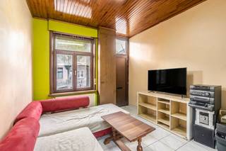 <p>Charmante gesloten woning in Gent, centraal gelegen nabij handelszaken en belangrijke invalswegen.</p>

<p>Deze woning aan de Frans van Ryhovelaan combineert een vlotte bereikbaarheid met een centrale ligging in de stad. Dankzij de nabijheid van winkels, scholen, openbaar vervoer en administratieve diensten geniet u hier van een praktische en comfortabele woonomgeving. De woning beschikt over een lichtrijke leefruimte, functionele keuken, twee slaapkamers en een badkamer. Bovendien vormt dit pand een interessante investeringsopportuniteit voor wie op zoek is naar een woning in Gent met potentieel. Een ideale keuze voor starters, investeerders of wie centraal wil wonen.</p>

<p>Belangrijkste ruimtes:<br />• Woonkamer met aangename lichtinval<br />• Functionele keuken met praktische indeling<br />• 2 slaapkamers geschikt als slaap-, werk- of hobbyruimte<br />• Badkamer met basiscomfort</p>

<p>Troeven:<br />• Goede centrale ligging in Gent<br />• Nabij invalswegen, handelszaken en openbaar vervoer<br />• Interessante investeringsopportuniteit</p>

<p>Neem vandaag nog contact op met je ERA-makelaar voor een bezoek. JOUW DROOMHUIS. ZO GEVONDEN!</p>
