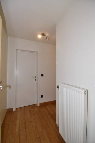 Het appartement is gelegen op de 1ste verdieping in het centrum van Maldegem op wandelafstand van het gemeentelijk park.<br />In de nabije omgeving van openbaar vervoer, horeca, winkels, school, kinderopvang, sportplein ....<br />Goede aansluiting naar expresweg E34 - Antwerpen/Knokke.<br />Indeling: <br />inkom, lichtrijke woonkamer met aanpalend balkon, keuken, berging/wasplaats, badkamer (ligbad met douchescherm en lavabomeubel), toilet, 1 slaapkamer. Er is een afgesloten garage op het gelijkvloers.<br />C.V. op aardgas - EPC 102.<br />huurprijs: 750,00 EUR per maand voor appartement + garage, geen gemeenschappelijke kosten.<br />Het appartement is mooi afgewerkt met parket in inkom, living en slaapkamer. <br />Wenst u een bezichtiging, neem dan contact op het nummer 050/71.15.00 of stuur een mail naar immo@deruyter.be.
