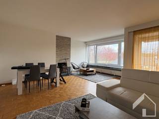 <p><span>Instapklaar 2-slaapkamerappartement met terras en autostaanplaats</span></p><p><span>Op de tweede verdieping van een verzorgd gebouw bevindt zich dit aangenaam en lichtrijk 2-slaapkamerappartement met autostaanplaats en praktische indeling.</span></p><p><span>Het appartement beschikt over een ruime leefruimte met toegang tot een gezellig terras. Verder heeft u een volledig uitgeruste keuken en deze geeft eveneens uit op een klein bijkomend terras.</span></p><p><span>Verder omvat het appartement één ruime slaapkamer en een tweede kamer die ideaal dienst doet als kinderkamer, bureau of dressing. De badkamer is uitgerust met een douche, wastafel, toilet en aansluiting voor een wasmachine.</span></p><p><span>Via de ruime inkomhal bereikt u alle vertrekken van het appartement. Op het gelijkvloers is bovendien een private berging voorzien. Een autostaanplaats in de garage maakt het geheel compleet.</span></p><p><span>De maandelijkse provisie bedraagt 100 en omvat het waterverbruik, de verwarming en de algemene kosten.</span></p><p><span> </span></p><p><span>Interesse? Contacteer Immo Matrix-Kolum</span><span> </span></p>