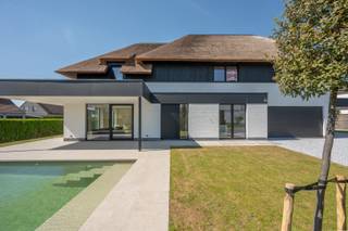 In een rustige en residentiële buurt van Knokke-Heist bevindt zich deze prachtige nieuwbouwwoning die luxe, comfort en esthetiek perfect...
