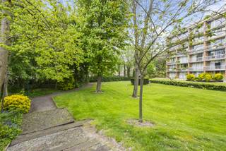 Moderne familieflat in een zeer verzorgde residentie met centrale en rustige ligging. Inkomhal met slaaphoek, ruime living uitgevend op een...