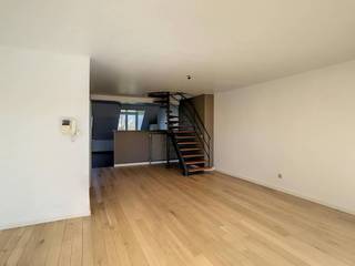 Gezellig en ruim duplex-appartement te huur in Sint-Kruis met 2 slaapkamers, garage en zonnig terras. Het appartement biedt u een toplocatie op...