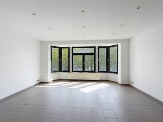 <strong>SCHAERBEEK: Vlakbij Meiser en het Plasky-plein, evenals alle voorzieningen, mooi appartement met 1 slaapkamer van ±78 m² op de 1e verdieping zonder lift. Het appartement is als volgt ingedeeld: eetkamer van ±10 m², lichte woonkamer van ±23 m², toilet, ingerichte keuken (oven, kookplaten, afzuigkap, koelkast en vriezer), balkon, slaapkamer van ±18 m² met aangrenzende badkamer en aansluiting voor een wasmachine, kelderruimte n°1 en een garage met een parkeerplaats ervoor tegen een verplichte toeslag van 100€/maand. Kosten: Voorschot van 100€/maand, inclusief gemeenschappelijke kosten. EPC D. Beschikbaar vanaf 01/10/2026.</strong><br /><br /><span>Op de 1e verdieping zonder lift: </span><br /><br />- Eetkamer ±10 m²<br />- Lichte woonkamer ±23 m²<br />- Ingerichte keuken (oven, kookplaten, afzuigkap, koelkast en vriezer) <br />- Balkon<br />- Slaapkamer van ±18 m² met aangrenzende badkamer met aansluiting voor een wasmachine<br /><br />Kelder n°1