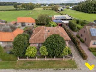 Rustig gelegen woning in Spaanse stijl- Zeer rustige locatie, zicht op paarden- Doodlopende straat- Zonnepanelen- Dubbele garage met automatische...