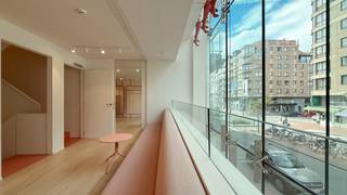 <p><strong>Magasin exclusif à louer sur un emplacement de choix sur l'Avenue Lippens...</strong></p>
<p>Ce magasin récemment rénové, qui occupe l'intégralité du bâtiment, est situé sur la meilleure section de l'Avenue Lippens, l'une des rues commerçantes les plus prisées de Knokke. Avec son architecture moderne, sa façade totalement transparente et son concept visuel réfléchi, ce bien offre une apparence unique et une visibilité maximale. Le magasin s'étend sur plusieurs étages, offrant une expérience de shopping dynamique et exclusive – une occasion rare à Knokke !</p>
<p>À proximité immédiate de marques telles que MAC, Maury, Massimo Dutti, Tommy Hilfiger, Jacadi et KBC, assurant un emplacement commercial de premier choix.</p>
<p><strong>Surface totale : +/- 300 m² (bâtiment entier)</strong><br />Rez-de-chaussée : 88,5 m²<br />Premier étage : 70 m²<br />Deuxième étage : 70 m²<br />Troisième étage (espace pour le personnel) : 70 m²<br />Espace de stockage supplémentaire dans le sous-sol</p>
<p>Loyer : 8.990€/mois + TVA</p>
<p>Une opportunité exclusive pour les commerçants souhaitant se distinguer dans un emplacement de premier ordre. Intéressé(e) ? Contactez-nous pour plus d'informations ou pour organiser une visite ! Disponible à partir du 01/09/2025, ou plus tôt si souhaité (en accord avec le locataire actuel).</p>