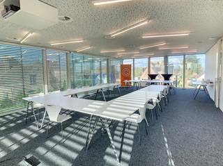 Le bureau privé fait partie du centre d'affaires 3koningen, où la réception, le hall d'entrée, la salle de réunion, la cuisine, les couloirs, le réseau, Internet, l'imprimante,... sont au service de l'ensemble du bâtiment.<br /><br />L'aspect artistique du bâtiment se poursuit également à l'intérieur par la présence d'œuvres d'art, de murs en verre, d'un éclairage innovant,...<br /><br />Situé à moins d'une minute de la route de liaison Roeselare-Bruges et à proximité de l'entrée et de la sortie de l'E403 (Torhout).<br /><br />Le prix mentionné comprend déjà les éléments suivants : taxe foncière, assurance, utilisation des installations communes telles que le réseau, la salle de réunion, le hall d'entrée, la cuisine,...<br /><br />De nombreuses places de parking sont disponibles.<br /><br />Vous recherchez un bien immobilier commercial composé d'un bureau à louer à Torhout ? N'hésitez pas à nous contacter au 051 21 22 23.