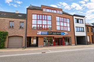 Bent u op zoek naar een comfortabel en lichtrijk appartement met ruime terrassen op een centrale locatie? Dit aangename appartement, gelegen op de tweede verdieping aan de Antwerpse Steenweg 71 bus 4 in Sint-Niklaas, combineert ruimte, comfort en een uitstekende bereikbaarheid. Dankzij de twee slaapkamers, de twee terrassen en het energiezuinige EPC-label B is dit een ideale woonst voor wie comfortabel en centraal wil wonen.<br /><br />De centrale ligging is een absolute troef. Winkels, supermarkten, scholen, openbaar vervoer, horecazaken en andere dagelijkse voorzieningen bevinden zich in de nabije omgeving. Ook belangrijke verbindingswegen zijn vlot bereikbaar, waardoor u zich zowel met de wagen, fiets als het openbaar vervoer gemakkelijk kunt verplaatsen.<br /><br />Bij het binnenkomen van het appartement komt u terecht in een aangename inkomhal die toegang biedt tot de verschillende ruimtes. De lichtrijke woonkamer vormt het hart van het appartement. Dankzij de grote raampartijen geniet u hier van een aangename, open sfeer. Er is voldoende ruimte voor zowel een gezellige zithoek als een volwaardige eethoek.<br /><br />De keuken sluit mooi aan bij de leefruimte en is praktisch ingericht. De badkamer is voorzien van een ligbad/douche, dubbele lavabo, toilet en aansluiting wasmachine.<br /><br />Het appartement beschikt over twee volwaardige slaapkamers, die elk rechtstreeks toegang bieden tot een terras. Deze twee terrassen vormen een bijzonder aangename meerwaarde en bieden de mogelijkheid om vanuit beide slaapkamers meteen van de buitenlucht te genieten.<br /><br />Met een EPC-label B is het appartement energiezuinig en geniet u van een aangenaam binnenklimaat. Bovendien is het appartement voorzien van airconditioning, wat zorgt voor extra comfort tijdens warme zomerdagen.<br /><br />Dankzij de combinatie van de centrale ligging, twee slaapkamers, twee terrassen en het energiezuinige karakter is dit appartement bijzonder geschikt voor starters, koppels, kleine gezinnen of investeerders.<br /><br />De stedenbouwkundige inlichtingen zijn in aanvraag.