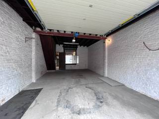 Deze loods ligt centraal, vlak bij het centrum van Ronse, en vormt de ideale ruimte voor opslag.De loods is voorzien van: een sectionaalpoort, 2...