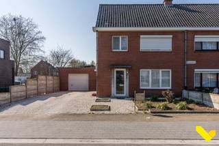 Leuke gezinswoning met aangelegde tuin.We betreden deze ruime woning via de inkomhal om vervolgens door te gaan naar de ruime en lichtrijke...