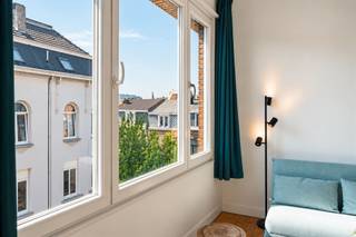 <p><span>This charming, move-in-ready apartment is located on a quiet, recently landscaped street in the popular Oud-Berchem neighborhood. Here, you’ll enjoy a particularly central location, within walking distance of cozy cafes, restaurants, local shops, and the Groen Kwartier. Antwerp-Berchem Station, various public transportation connections, downtown Antwerp, and the Ring are also easily accessible.</span></p><p><span>The apartment was renovated in 2021 and features a net living area of approximately 52 m². Although the space is compact, the exceptional ceiling height of approximately 3.05 meters, the large windows, and the abundant natural light create a particularly open and spacious feel. The authentic hardwood floors also add warmth and character to the space.</span></p><p><span>The cozy living area is a pleasant place to relax and opens onto the functionally designed open kitchen. The kitchen is equipped with a refrigerator, an electric stovetop, and a range hood. The spacious bedroom offers enough room for a full-size bed and additional closets.</span></p><p><span>The renovated bathroom features a comfortable walk-in shower, a sink, and natural daylight. There is also a separate guest restroom. Thanks to the two separate entrances to the apartment, there are also interesting possibilities for further optimizing the layout and flow to suit your preferences.</span></p><p><span>Storage space has also been taken into account. The apartment includes a private basement storage unit with an area of approximately 2 m². Ideal for storing seasonal items, groceries, or other necessities. In the shared indoor bicycle storage area, you also have two private bike hooks.</span></p><p><span>The apartment also offers a great deal of peace of mind from a technical standpoint. The flat roof has already been renovated and insulated with PUR/PIR insulation. In addition, there are three solar panels with a total installed capacity of 1,500 Wp. The individual Junkers condensing gas boiler provides heating and domestic hot water.</span></p><p><span>The windows feature PVC frames and high-efficiency glazing. Separate digital meters for gas, water, and electricity allow you to clearly track your personal usage. The electrical system is certified until March 21, 2046, and according to the available asbestos certificate, the apartment is completely asbestos-free.</span></p><p><span>The apartment has an EPC rating of D with an energy score of 337 kWh/m². Thanks to the insulated roof, high-efficiency glazing, condensing boiler, and solar panels, several significant energy-efficiency improvements have already been implemented.</span></p><p><span>The apartment is located on the third floor of a small building without an elevator. This contributes to the low common area fees of approximately €75 per month, including the property manager. The apartment is available immediately and can be purchased fully furnished and with accessories, if desired.</span></p><p><span>Key features:</span></p><ul><li><p><span>Sought-after location in the popular Oud-Berchem neighborhood</span></p></li><li><p><span>Quiet street that has recently been landscaped</span></p></li><li><p><span>Within walking distance of the Groen Kwartier, restaurants, and shops</span></p></li><li><p><span>Antwerp-Berchem station and public transportation nearby</span></p></li><li><p><span>Easy access to downtown and the Antwerp Ring Road</span></p></li><li><p><span>Move-in-ready apartment, renovated in 2021</span></p></li><li><p><span>Approximately 52 m² of net living space</span></p></li><li><p><span>One spacious bedroom</span></p></li><li><p><span>High ceilings measuring 3.10 meters</span></p></li><li><p><span>Large windows and an abundance of natural light</span></p></li><li><p><span>Authentic hardwood floors</span></p></li><li><p><span>Functionally designed open kitchen</span></p></li><li><p><span>Renovated bathroom with walk-in shower and natural light</span></p></li><li><p><span>Separate guest restroom</span></p></li><li><p><span>Two entrances with potential for a customized layout</span></p></li><li><p><span>2 separate private basement storage rooms</span></p></li><li><p><span>Indoor bicycle storage with two private bike hooks</span></p></li><li><p><span>Renovated and insulated flat roof</span></p></li><li><p><span>Three solar panels with a capacity of 1,500 Wp</span></p></li><li><p><span>Individual condensing gas boiler</span></p></li><li><p><span>High-efficiency glazing</span></p></li><li><p><span>Separate digital meters</span></p></li><li><p><span>Electrical system compliant through 2046</span></p></li><li><p><span>Asbestos-free</span></p></li><li><p><span>EPC rating D – 337 kWh/m²</span></p></li><li><p><span>Limited common area fees of approximately €75 per month</span></p></li><li><p><span>Option to purchase all furnishings and accessories</span></p></li><li><p><span> Attractive for investors: Gross return of 5.50%</span></p></li><li><p><span>Available immediately</span></p></li></ul><p><span>Thanks to its combination of a sought-after location, plenty of natural light, high ceilings, and low fixed costs, this apartment presents a particularly attractive opportunity for singles, couples, and first-time buyers. It also offers interesting possibilities as a city retreat, an apartment for college-aged children, or a real estate investment.</span></p><p><span>Interested? Choose your time slot and schedule your own visit on September 28 and 29 to discover for yourself the unique character of this light-filled penthouse. Sealed-bid offers only. Submit your offer by October 2, 2026. Contact us for more information at </span><span>info@immoley.be</span><span> or call 03/535 20 00</span></p>