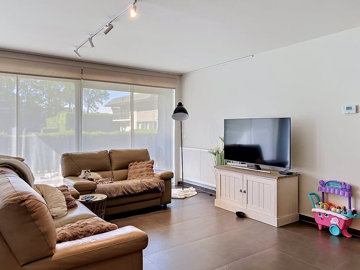 Gelijkvloers appartement met 2 slaapkamers en tuin te Izegem - foto 2