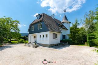 Welkom aan de Maastrichtersteenweg 269 in Hasselt.<br /><br />Unieke villa op een ruim perceel met parktuin nabij centrum Hasselt te koop.<br /><br />Stap binnen in deze charmante en ruime villa op een prachtig perceel van 24a71, waar karakter, comfort en volledige privacy samenkomen. Met haar parktuin, torenkamer en glazen uitbouw met panoramisch tuinzicht biedt deze woning een uitzonderlijke woonbeleving op een rustige ligging, vlak bij het centrum van Hasselt.<br />Troeven van deze villa te koop op een rij
<ul>
<li><span>Perceel van 24a71 met aangelegde parktuin en boomgaard</span></li>
<li><span>4 slaapkamers + extra multifunctionele ruimte</span></li>
<li><span>Torenkamer met uniek karakter</span></li>
<li><span>Lichtrijke leefruimte met parketvloer en open haard</span></li>
<li><span>Glazen eetruimte met panoramisch zicht op de tuin, met airco & verwarming</span></li>
<li><span>Volledig uitgeruste keuken met granieten werkblad en kwalitatieve toestellen</span></li>
<li><span>2 badkamers + apart gastentoilet</span></li>
<li><span>Volledig onderkelderd met o.a. dubbele garage, wasplaats, wijnkelder, hobbyruimte en stockage</span></li>
<li><span>Houten tuinberging, kiosk en open carports</span></li>
<li><span>Ruime oprit met dubbele poort en veel parkeergelegenheid</span></li>
<li><span>EK conform</span></li>
<li><span>Asbestveilig</span></li>
<li><span>Rustige ligging, dicht bij het centrum van Hasselt</span></li>
<li><span>Mogelijkheid tot uitbreiding of bijbouw</span></li>
</ul>
Interesse in deze bijzondere villa in Hasselt?<br />Contacteer ons voor een bezoek en ontdek zelf de charme en het potentieel van deze unieke eigendom.<br /><br />Optie M vastgoed I carine@optie-m.be I 0478/41 58 70.<br /><br />Benieuwd naar de waarde van jouw woning? Neem vrijblijvend contact met ons op via bovenstaande gegevens, we helpen je graag verder.<br /><br />Stedenbouwkundige inlichtingen: VG, Wg, GVV, Gmo