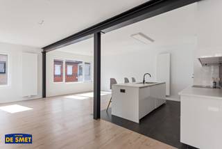 Het appartementsgebouw bevindt zich recht tegenover een supermarkt en op wandelafstand van het station.Haar gunstige ligging resulteert dan ook in...