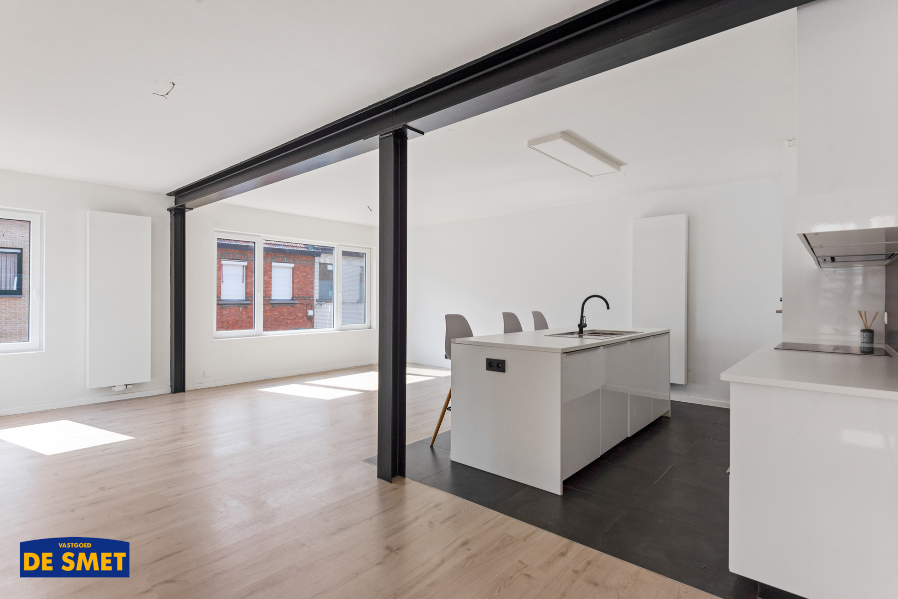 Volledig vernieuwd appartement met achteraan gelegen garage - foto 1