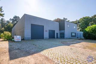 Cette superbe villa moderne avec un appartement "kangoeroe" offre environ 367m² d'espace de vie et comprend un entrepôt multifonctionnel...