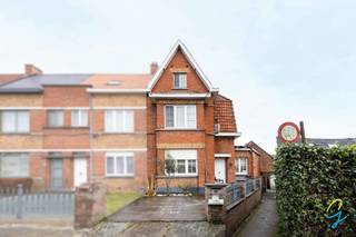 Instapklare halfopen bebouwing gelegen aan de stadsrand van Geraardsbergen, op wandelafstand van het centrum, station en winkels.<br />Deze woning beschikt over 5 garages.<br /><br />Indeling:<br />Gelijkvloers: inkomhal, grote living met eetplaats, keuken.<br />Eerste verdieping: 2 slaapkamers en een doucheruimte met toilet.<br />Tweede verdieping: 2 slaapkamers<br />Kelder: deels ingericht als leefruimte, deels als berging en een badkamer met lavabo, bad en toilet.<br /><br />Centrale verwarming op gas, in living kachel op aardgas. Airco's (warm/koud). 17 zonnepanelen en een thuisbatterij.<br />EPC B<br />Elektriciteit is volledig conform. <br />Instapklaar – zowel voor eigen bewoning als voor investering.<br />Toplocatie: gelegen nabij scholen, winkels en vlotte verbindingswegen.<br /><br />Meer info? Een bezoek? Bel Isabelle 0498/10.69.56 of mail: isabelle@cornelis-goeman.be