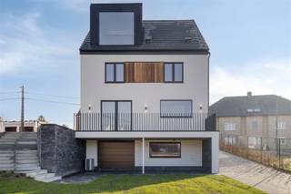 OPEN HUIS Zat. 28/3 Deze energiezuinige en volledig gerenoveerde woning is vrijblijvend te bezichtigen op zaterdag 28 maart tussen 11u00 en 12u00...