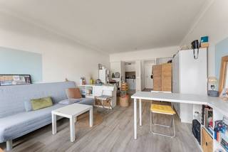 De studio is gelegen op het eerste verdiep van de residentie Maritime en heeft mooi zicht op het ruime strand van Zeebrugge.<br />De studio bestaat uit een inkomhal, living met grote schuifraam naar het terras, ingerichte keuken met de nodige toestellen en een badkamer voorzien van ligbad, lavabo en toilet. Op heden is de studio verhuurd op jaarbasis. In de residentie is een gemeenschappelijke fietsenstalling aanwezig.