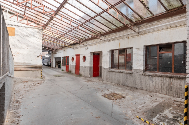 Zéér gunstig gelegen magazijn 1.015m² met kantoorruimte 428m² , geschikt voor opslag, productie of autostaanplaatsen (20) - foto 4