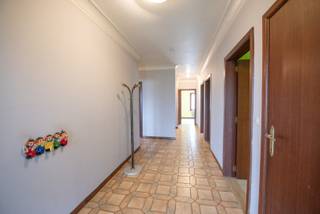 Deze ruim en goed gelegen woning in Waregem heeft volgende indeling:<br />Inkomhal met apart toilet, woonkamer, gesloten keuken uitgerust met alle toestellen, 6 slaapkamers, badkamer met ligbad en douchecabine, veranda, beging/wasplaats. <br /><br />De woning beschikt over een zeer ruime tuin met terras en twee garageboxen.<br />De woning is beschikbaar vanaf 1/10/2026.<br /><br />AFSPRAKEN kunnen enkel ingepland worden VIA MAIL: lisa@immoroba.be<br />Voor meer info of een bezoek: lisa@immoroba.be