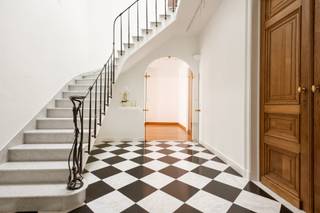 <p>Beautiful duplex occupying the first and second floors of a prestigious building in the heart of the city. The apartment is directly accessible by lift. Its spacious layout, quality materials and stylish staircase immediately catch the eye. Thanks to the large windows, the apartment enjoys abundant natural light.</p>
<p>The first floor comprises a spacious living area, with room for both a cosy sitting area and a full-sized dining room, finished with beautiful authentic flooring. From the living area and kitchen, you have access to the spacious, sunny terrace. The fully equipped kitchen includes an oven, microwave, induction hob and dishwasher.</p>
<p>The second floor features a spacious master bedroom with dressing room and a luxuriously finished bathroom. In addition, there are two full-sized bedrooms and a second, fully equipped bathroom.</p>
<p>Authentic features, such as the ornamental fireplaces and library area, give this property additional character.</p>
<p>A double parking space is included in the rent, as well as a private cellar and access to the communal bicycle storage.</p>
<p>The communal charges amount to €100 per month. In addition, a monthly advance of €350 is charged for water, heating and electricity consumption.</p>