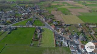 <strong>HAALTERT - Rustig gelegen bouwgrond met open zicht én centrale ligging </strong><br /><br />In een rustige en residentiële buurt te Haaltert bevindt zich dit noord-oost georiënteerde perceel bouwgrond van maar liefst 1.014 m². Een ideale opportuniteit voor wie op zoek is naar een aangename woonomgeving, gecombineerd met een uitstekende, centrale ligging.<br /><br />Dankzij de vlotte verbindingen bereikt u in een mum van tijd omliggende steden en belangrijke invalswegen, terwijl u toch geniet van de rust en het groene karakter van de omgeving.<br /><br />Met een straatbreedte van 16 meter en een diepte van 50 meter aan de linkerzijde en 75 meter aan de rechterzijde biedt dit perceel tal van architecturale mogelijkheden. U heeft alle ruimte om uw droomwoning te realiseren, volledig afgestemd op uw wensen en levensstijl.<br /><br />De grond is gelegen in woongebied met landelijk karakter, wat garant staat voor een harmonieuze combinatie van wonen en groen. Bovendien bevindt het perceel zich in zone A, waardoor het niet overstromingsgevoelig is — een extra troef voor wie zorgeloos wil bouwen.<br /><br />De gunstige oriëntatie zorgt voor een mooie lichtinval doorheen de dag en laat u optimaal genieten van een aangename tuinzone. Achteraan geniet u bovendien van een open zicht op agrarisch gebied, wat een extra gevoel van rust en ruimte creëert.<br /><br />Kortom, een unieke kans voor wie wil bouwen op een topligging waar rust, ruimte en bereikbaarheid perfect samenkomen.<br />Prijs exclusief aansluitkosten.<br />Voor meer informatie of een bezoek ter plaatse kunt u ons steeds telefonisch contacteren op 053/60.65.60.