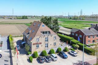 Hotel Butler is een charmant en kleinschalig hotel met 18 kamers, ideaal gelegen in het Brugse Ommeland op een korte rijafstand/ fietsafstand van zowel het historische centrum van Brugge als de populaire kustplaatsen Blankenberge en De Haan. Dit instapklare hotel combineert een strategische ligging met een warme, gastvrije uitstraling en biedt een unieke kans voor wie op zoek is naar een rendabele en veelzijdige hoteluitbating.<br /><br />Het hotel beschikt over 16 tot 18 comfortabele kamers, elk uitgerust met een eigen badkamer, flatscreen-tv. De gezellige lounge (honesty bar) en het uitnodigende terras zorgen voor extra ontspanningsmogelijkheden. Voor gasten die met de wagen komen, is er ruime parkeergelegenheid voorzien voor maar liefst 18 voertuigen op het terrein.<br /><br />Dankzij het volledig vernieuwde brandattest uit 2023 voldoet het hotel aan de actuele veiligheidsnormen en kan een nieuwe eigenaar zonder zorgen van start gaan. Bovendien biedt het pand de mogelijkheid om ter plaatse te wonen, waardoor het bijzonder geschikt is voor een koppel of familie die droomt van een eigen hoteluitbating. Daarnaast biedt het pand tal van mogelijkheden dankzij de ruime aanwezigheid van berg- en opslagruimtes, waaronder een vrij in te richten polyvalente ruimte op de benedenverdieping die zich perfect leent voor diverse invullingen.<br /><br />De uitstekende ligging tussen Brugge, de kust en de haven van Zeebrugge opent bijkomende opportuniteiten. Dit veelzijdige hotel combineert charme, comfort en commerciële potentie in één aantrekkelijk geheel.<br /><br />Contacteer ons snel voor een afspraak ter plaatse en ontdek zelf de unieke charme en de vele mogelijkheden die dit hotel te bieden heeft!