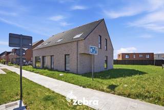 Deze woningen maken deel uit van het moderne woonproject ‘Roobaertpark’, een rustige en verkeersluwe omgeving aan de stadsrand, waar veel aandacht gaat naar groen en open ruimte. Dankzij de aansluiting op het stadswarmtenet geniet je bovendien van een energiezuinige oplossing en ben je minder afhankelijk van fossiele brandstoffen zoals aardgas.<br /><br />Lot 21 betreft een halfopen koppelwoning met lot 22, gelegen op een perceel van 283 m² en met een bewoonbare oppervlakte van 151 m². De indeling op het gelijkvloers omvat een inkomhal, een apart toilet, een lichtrijke leefruimte, een open keuken met kookeiland, een ruime berging en een praktische fietsenberging. Op de eerste verdieping bevinden zich 3 slaapkamers, waaronder een ruime master bedroom, een volledig ingerichte badkamer met inloopdouche en dubbele lavabo, een apart toilet en een praktische zolder. Bij deze woning is bovendien een carport met geïntegreerde tuinberging voorzien.<br /><br />Lot 22 betreft een halfopen woning op een perceel van 351 m² en met een bewoonbare oppervlakte van 149 m². De afwerking is verder identiek aan lot 21, echter zonder de inbegrepen carport met geïntegreerde tuinberging, maar wel met een privatieve autostaanplaats in een parkeerpocket.<br /><br />De woningen bevinden zich momenteel in casco staat, maar worden volledig afgewerkt en instapklaar opgeleverd.<br />In de prijs zijn onder andere een volledig ingerichte badkamer, bevloering, vloerverwarming, een tuinafsluiting met zwarte plastidordraad.<br /><br />Daarnaast beschikken de woningen over een aangename tuin met een gunstige oriëntatie, grenzend aan een groenzone.<br /><br />* Prijzen excl. btw en kosten.<br />* Afbeeldingen en oppervlaktes zijn indicatief.<br /><br />Bekijk zeker de modelwoning op onze website:<br />https://www.vastgoedzebra.be/te-koop/moderne-nieuwbouwwoning-nabij-stadsrand-roeselare-0<br /><br />Een vrijblijvend gesprek over dit project is mogelijk bij ons op kantoor.<br /><br /><strong>Ook wild geworden van deze thuis?<br />Twijfel niet langer en leg vandaag nog uw bezoek vast!</strong>